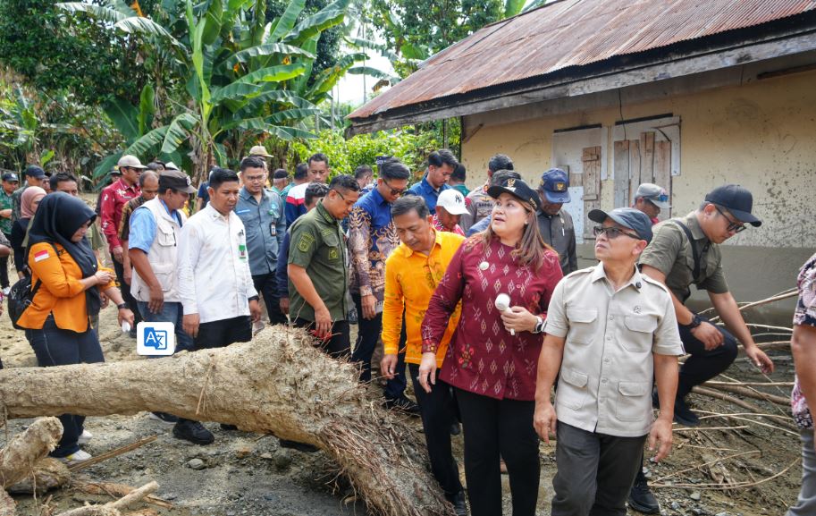 Kemendikdasmen Berikan Bantuan untuk Sekolah yang Terkena Dampak Banjir Bandang di Kab. Donggala
